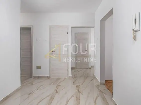 Salon; carrelage, lumière naturelle