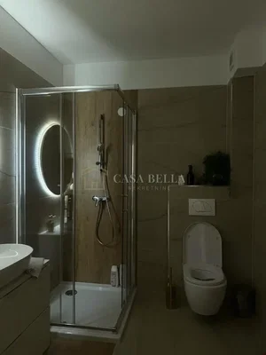 Toilettes; carrelage, nécessite rénovation, intérieur sombre