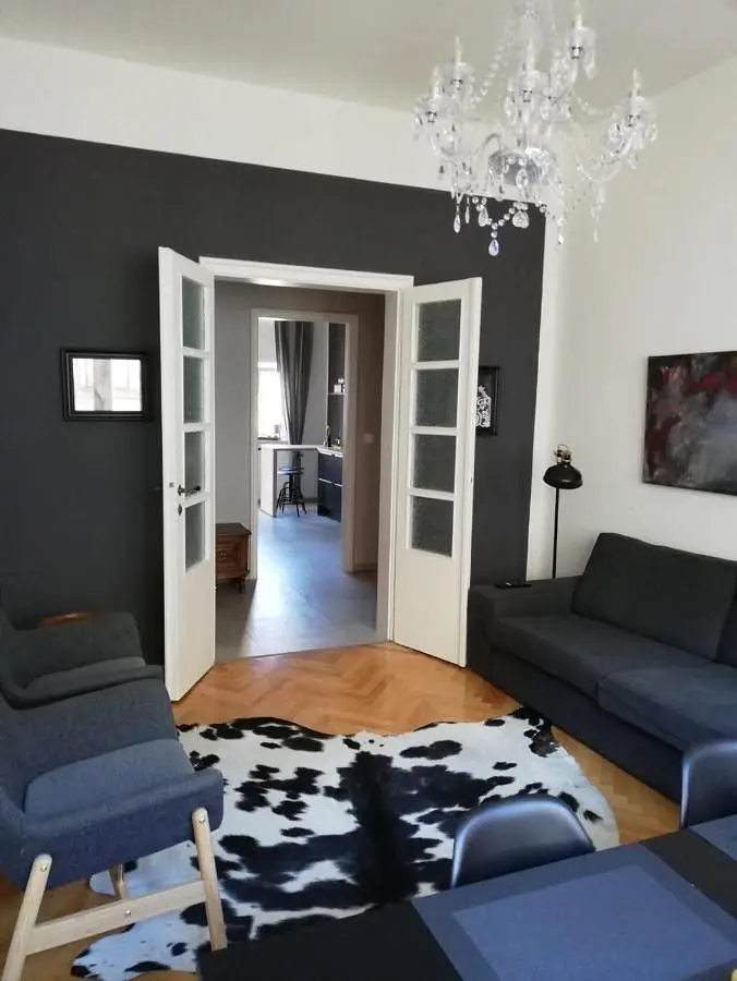 Sala de estar; chão de madeira, luz natural, estilo moderno