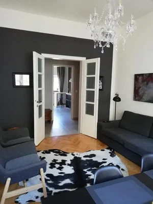 Sala de estar; chão de madeira, luz natural, estilo moderno
