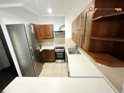 Cuisine; électroménager, carrelage, lumière naturelle