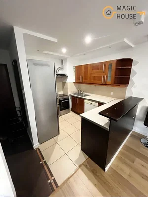 Cuisine; électroménager, parquet, carrelage, lumière naturelle