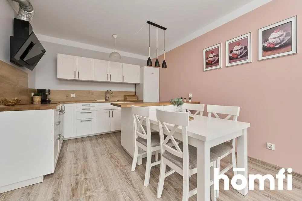 Kuchyně; kuchyňské spotřebiče, dřevěná podlaha, přirozené světlo, moderní styl