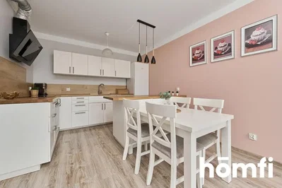 Kuchyně; kuchyňské spotřebiče, dřevěná podlaha, přirozené světlo, moderní styl