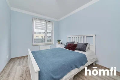 Ložnice; dřevěná podlaha, přirozené světlo