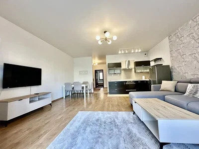 Obývací pokoj; přirozené světlo, dřevěná podlaha, moderní styl, kuchyňské spotřebiče