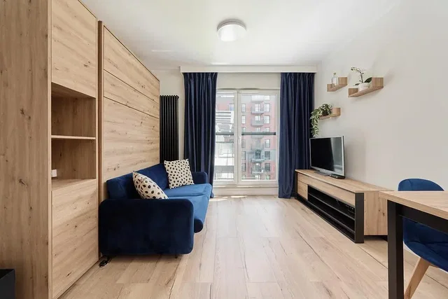 Salón; suelo de madera, luz natural, estilo moderno