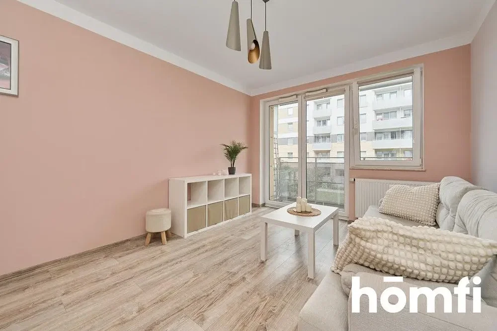 Obývací pokoj; dřevěná podlaha, přirozené světlo, moderní styl