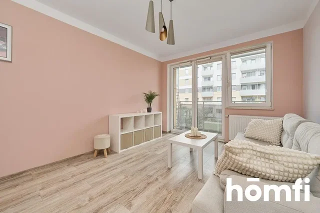 Salón; suelo de madera, luz natural, estilo moderno