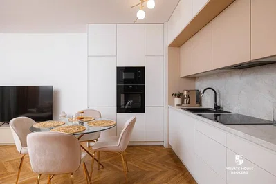 Kuhinja; kuhinjski aparati, drveni pod, prirodno svjetlo, moderni stil, renoviran