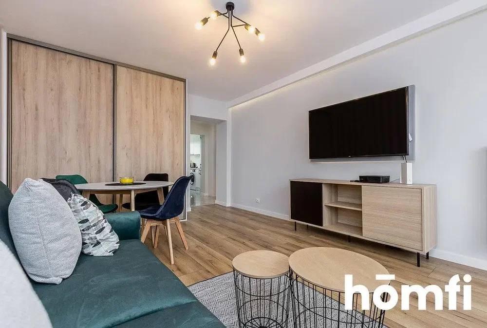 Obývací pokoj; dřevěná podlaha, moderní styl, přirozené světlo
