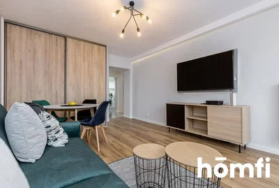 Obývací pokoj; dřevěná podlaha, moderní styl, přirozené světlo