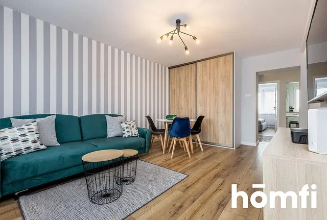 Salón; suelo de madera, luz natural, estilo moderno