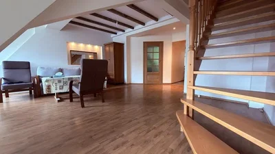 Salón; suelo de madera, luz natural