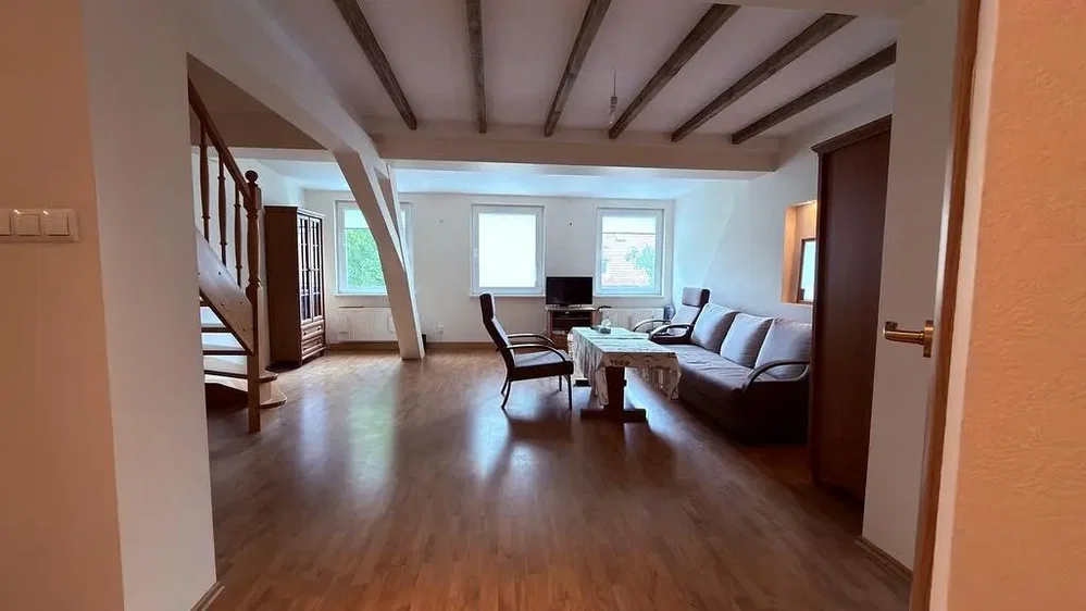 Salón; suelo de madera, luz natural