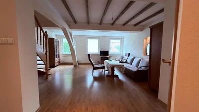Salón; suelo de madera, luz natural