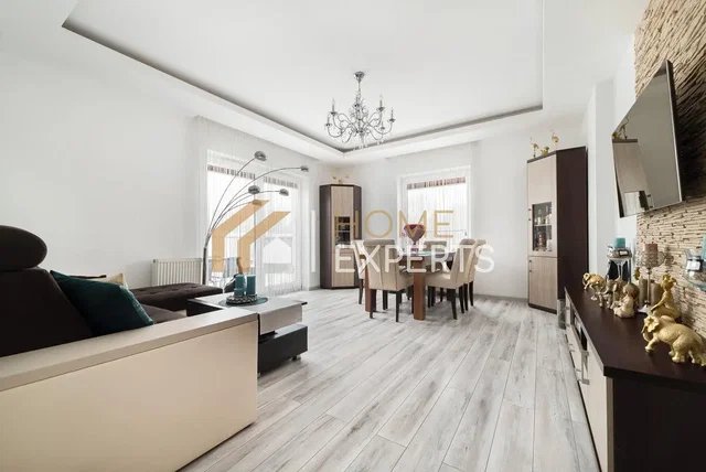 Salon; style moderne, parquet, lumière naturelle