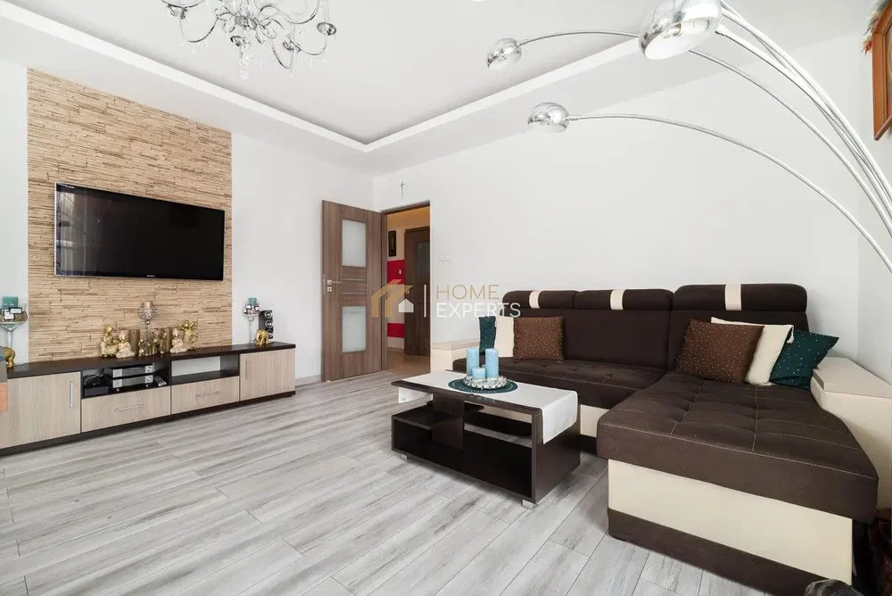 Salon; lumière naturelle, style moderne, parquet