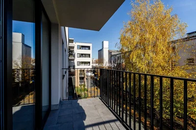 Balkon; výhled, dlažba, přirozené světlo