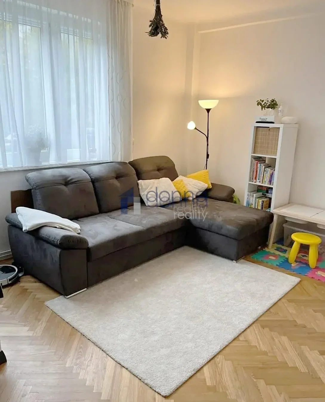 Wohnzimmer; holzboden, tageslicht, moderner stil