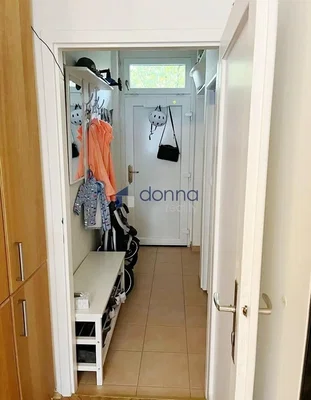Garderobe; fliesenboden