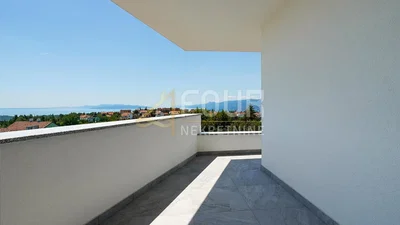 Varanda; vista, luz natural, chão de azulejo