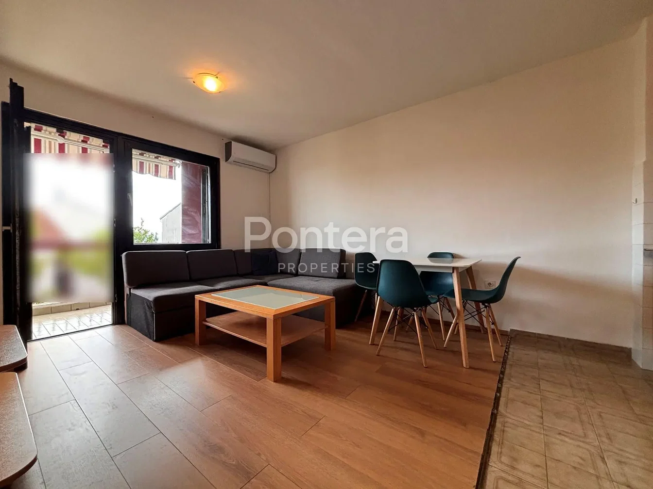 Salon; lumière naturelle, parquet, carrelage