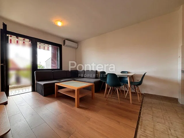 Salon; lumière naturelle, parquet, carrelage