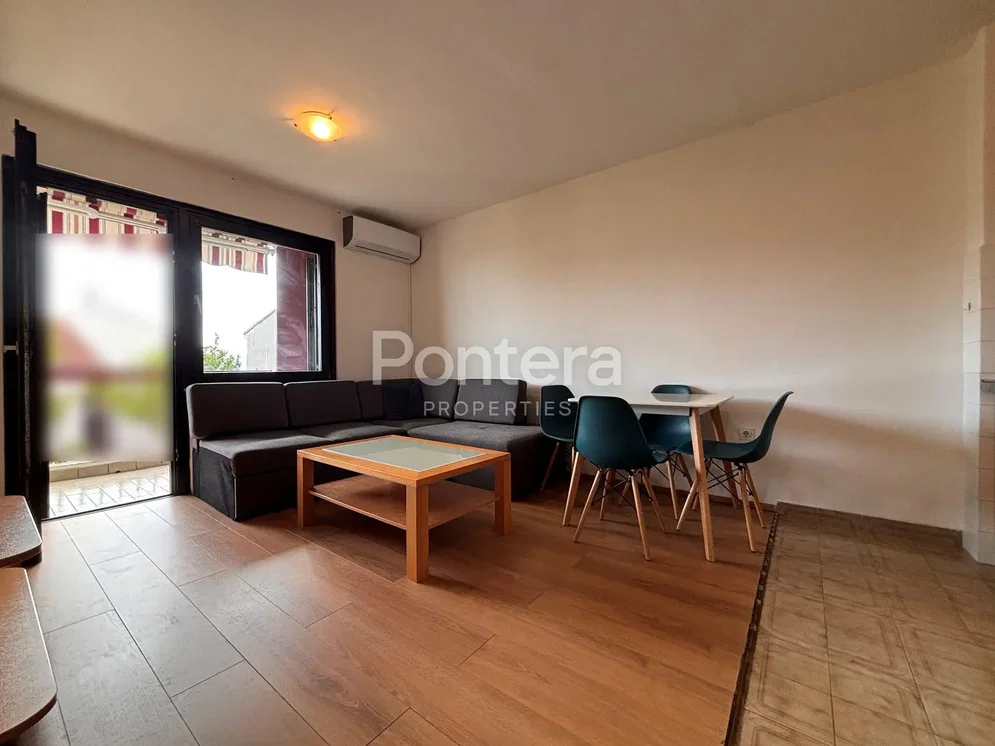 Salon; lumière naturelle, parquet, carrelage