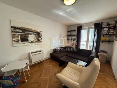 Obývací pokoj; dřevěná podlaha, přirozené světlo, moderní styl