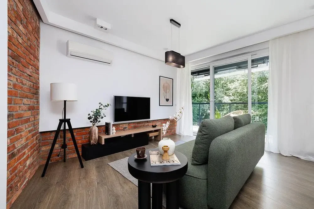 Wohnzimmer; tageslicht, holzboden, moderner stil