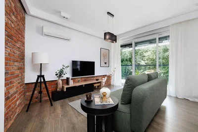 Woonkamer; natuurlijk licht, houten vloer, moderne stijl