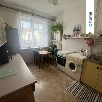 Kuhinja; pločice, kuhinjski aparati, prirodno svjetlo