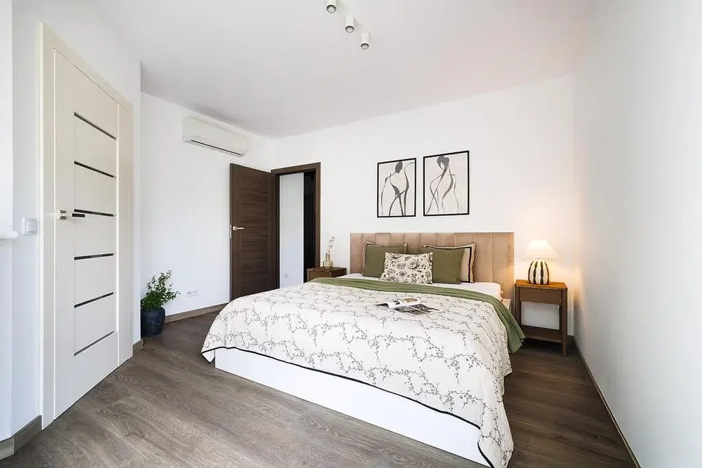 Slaapkamer; houten vloer, natuurlijk licht