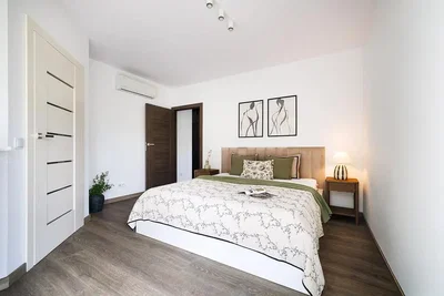 Slaapkamer; houten vloer, natuurlijk licht