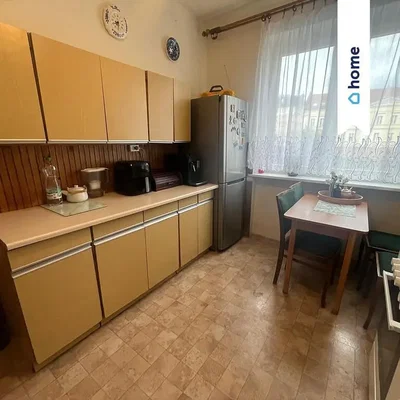 Kuhinja; kuhinjski aparati, pločice, prirodno svjetlo