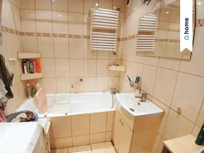 Badezimmer; fliesenboden, renovierungsbedürftig