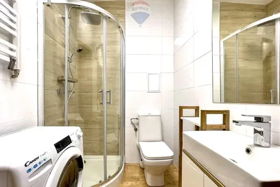 Badezimmer; renoviert, tageslicht, fliesenboden