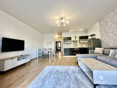 Obývací pokoj; dřevěná podlaha, přirozené světlo, moderní styl, kuchyňské spotřebiče