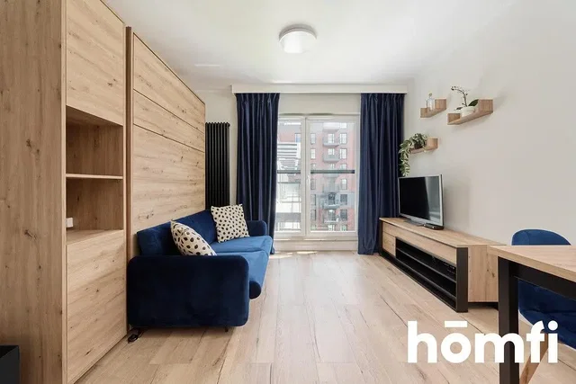 Salón; suelo de madera, luz natural, estilo moderno
