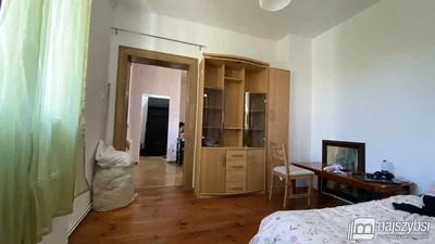 Schlafzimmer; holzboden, tageslicht