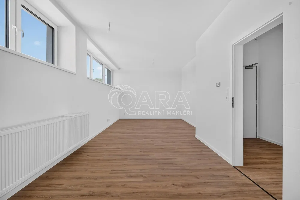 Salon; podłoga drewniana, światło dzienne