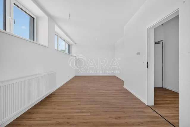 Salon; podłoga drewniana, światło dzienne