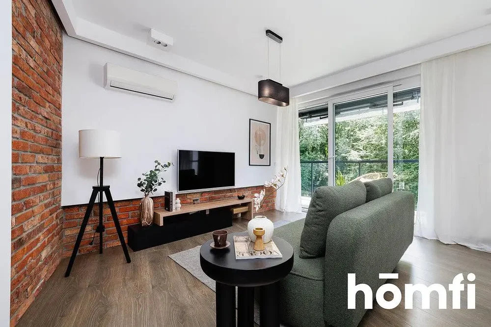 Woonkamer; uitzicht, houten vloer, natuurlijk licht, moderne stijl