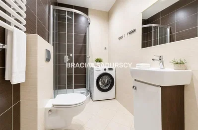 Toilettes; carrelage, lumière naturelle, rénové