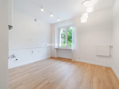 Küche; holzboden, tageslicht, renovierungsbedürftig