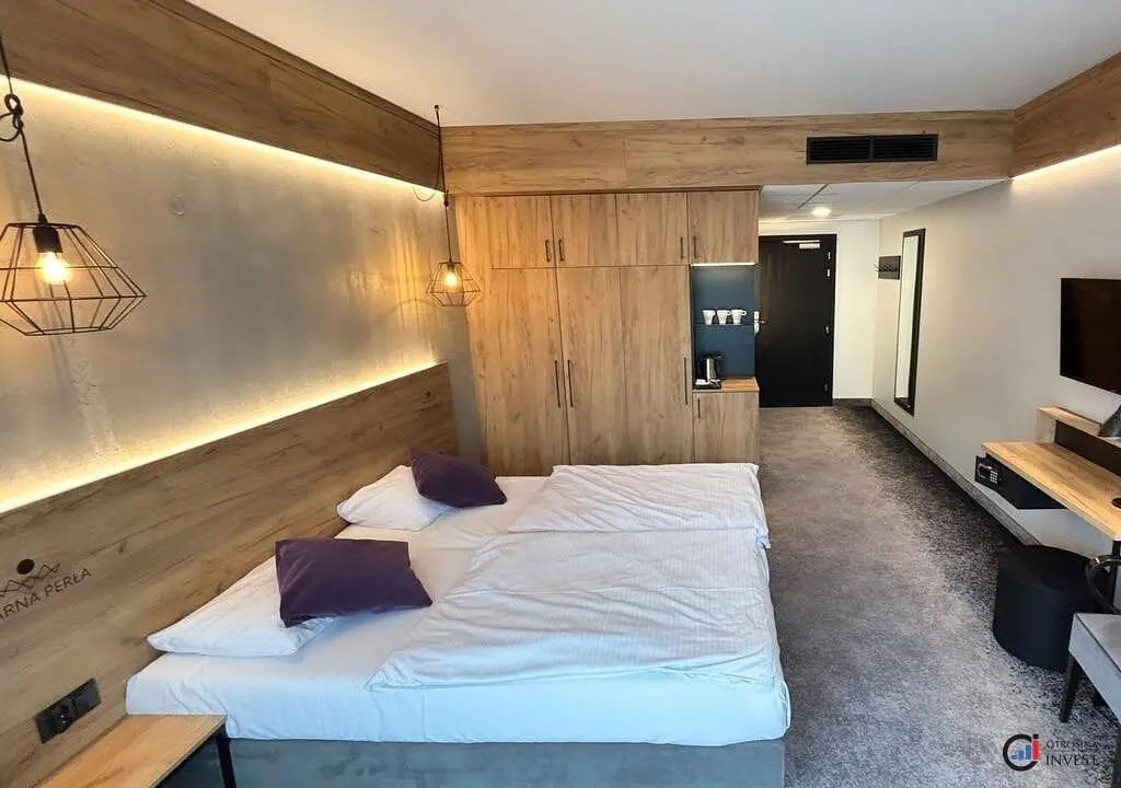 Schlafzimmer; holzbalken, holzboden, moderner stil, tageslicht