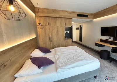 Schlafzimmer; holzbalken, moderner stil, tageslicht