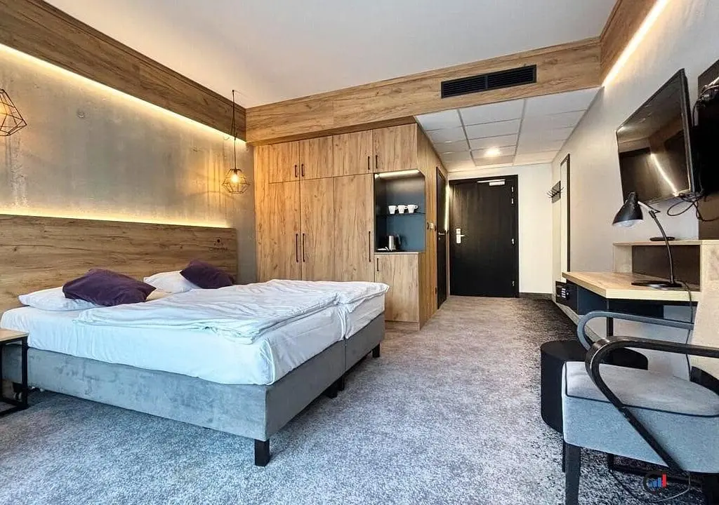 Schlafzimmer; holzbalken, moderner stil, renoviert, tageslicht, holzboden