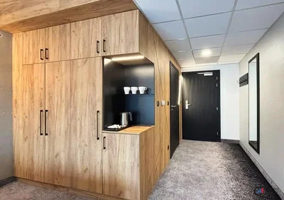 Küche; küchengeräte, holzboden